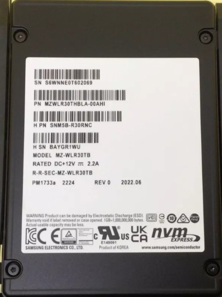 Samsung MZWLR30THBLA-00AHI 30.72 TB PM1733a PCIe Gen4 x4 U.3 (2.5") Read Intensive Solid State Drive